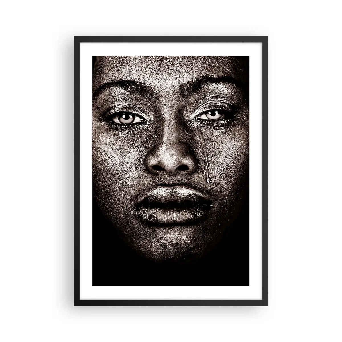 Poster in een zwarte lijst - Portret van een gezicht met een expressieve traan in monochrome stijl - 50x70cm - een traan - Moderne wanddecoratie voor woonkamer en slaapkamer ARTTOR