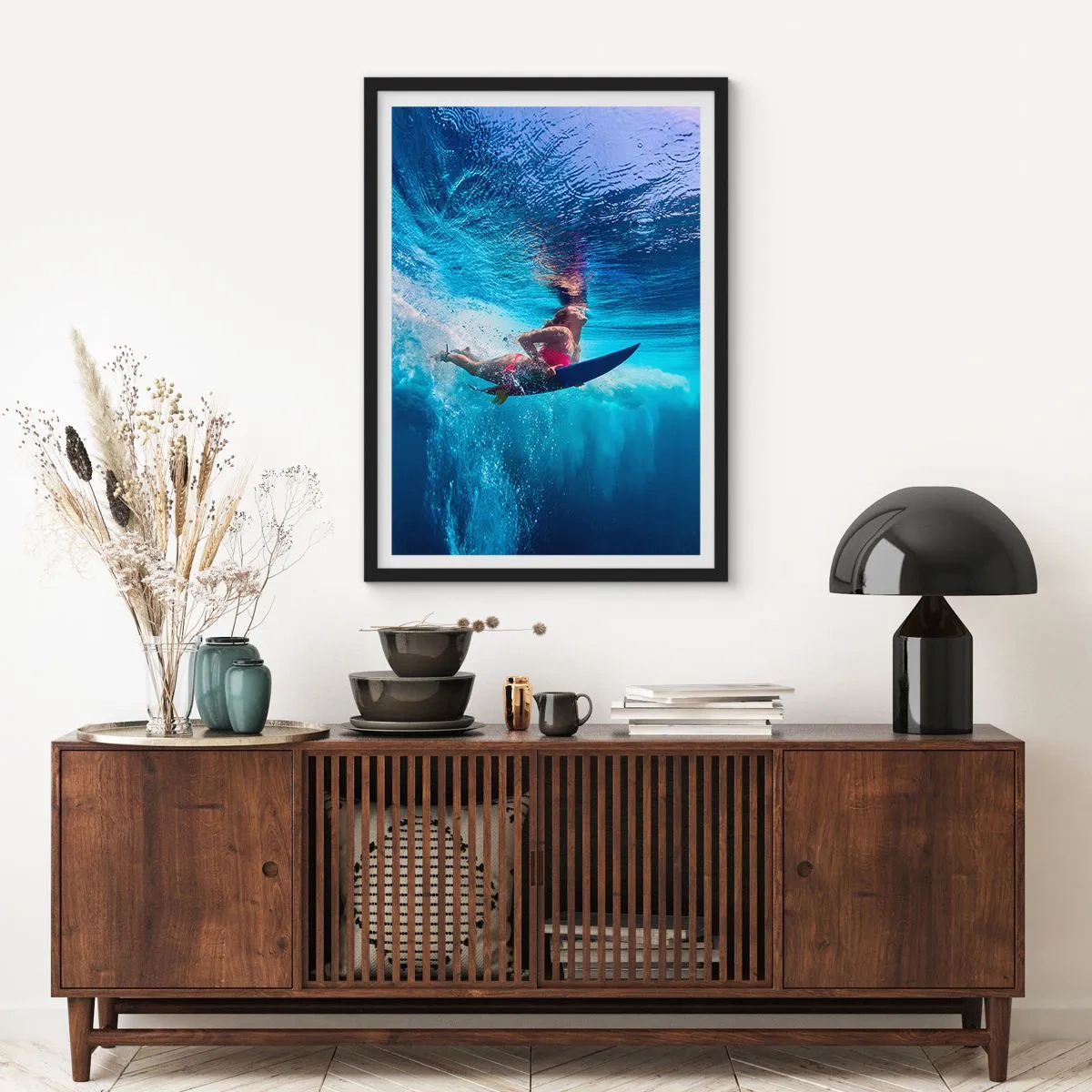 Poster in een zwarte lijst - Een surfer ondergedompeld in de turquoise diepten van de oceaan - 50x70cm - De diepte van vreugde - Moderne wanddecoratie voor woonkamer en slaapkamer ARTTOR