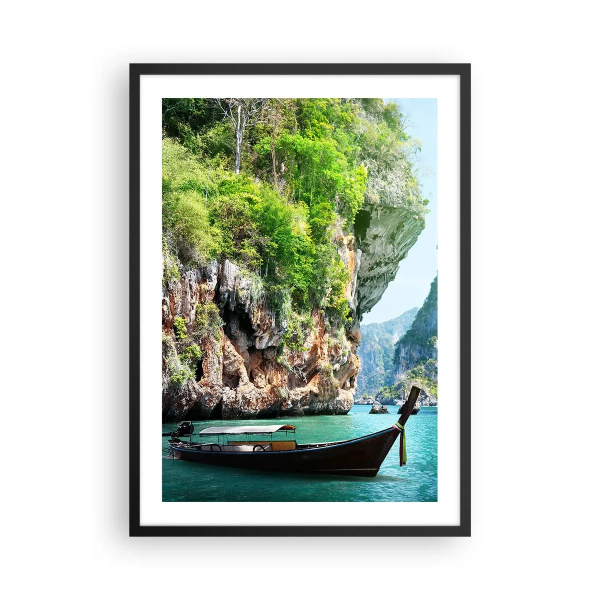 Poster in een zwarte lijst - Een traditionele boot tegen de achtergrond van pittoreske rotsen en groen - 50x70cm - Een uitnodiging voor een exotische reis - Moderne wanddecoratie voor woonkamer en slaapkamer ARTTOR