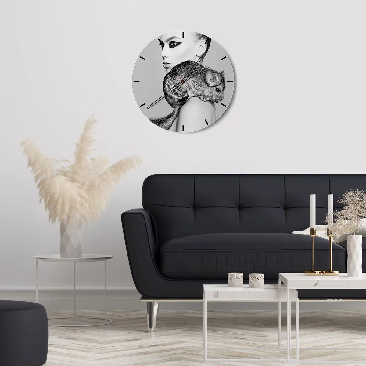 Wandklok - Klok - Portret van een vrouw met een chinchilla in zwart-wit - 30x30cm - Dame met een chinchilla - Moderne wanddecoratie voor woonkamer, keuken en slaapkamer ARTTOR