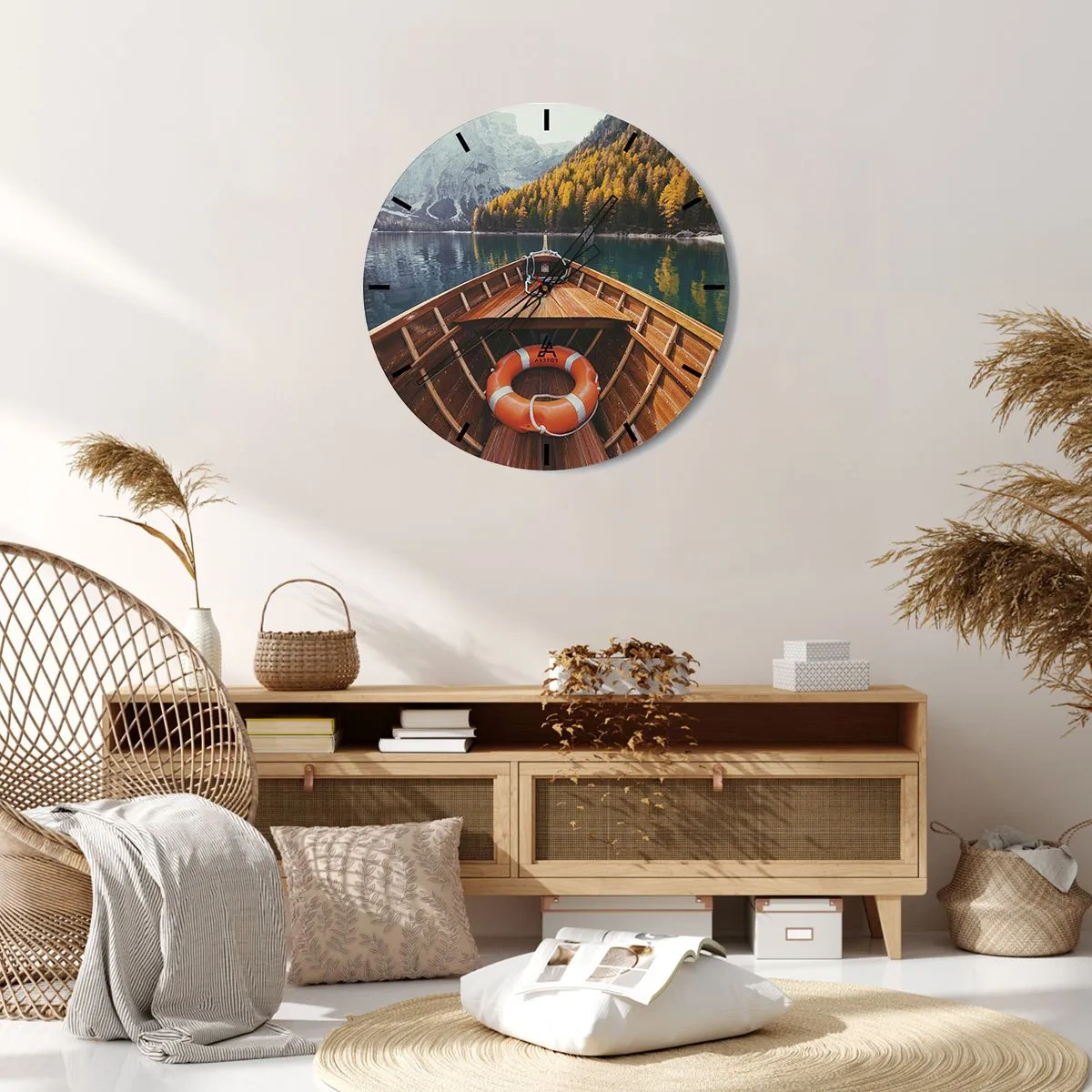 Wandklok - Klok - Uitzicht vanaf de boot op een meer omgeven door bergen en bos - 30x30cm - Bergtocht - Moderne wanddecoratie voor woonkamer, keuken en slaapkamer ARTTOR