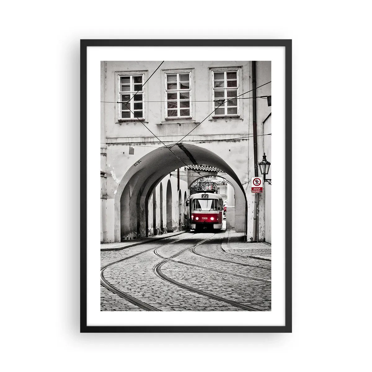 Poster in een zwarte lijst - Rode tram in een zwart-wit setting - 50x70cm - Door het doolhof van de stad - Moderne wanddecoratie voor woonkamer en slaapkamer ARTTOR