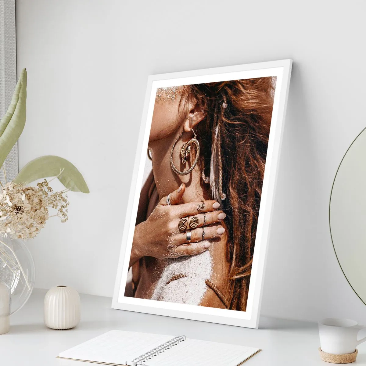 Poster in een witte lijst - Koningin van het wilde strand - 50x70 cm