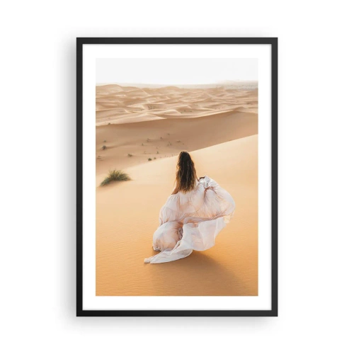 Poster in een zwarte lijst - Een vrouw in een vloeiende jurk in de woestijn - 50x70cm - Ontsnap naar vrijheid - Moderne wanddecoratie voor woonkamer en slaapkamer ARTTOR