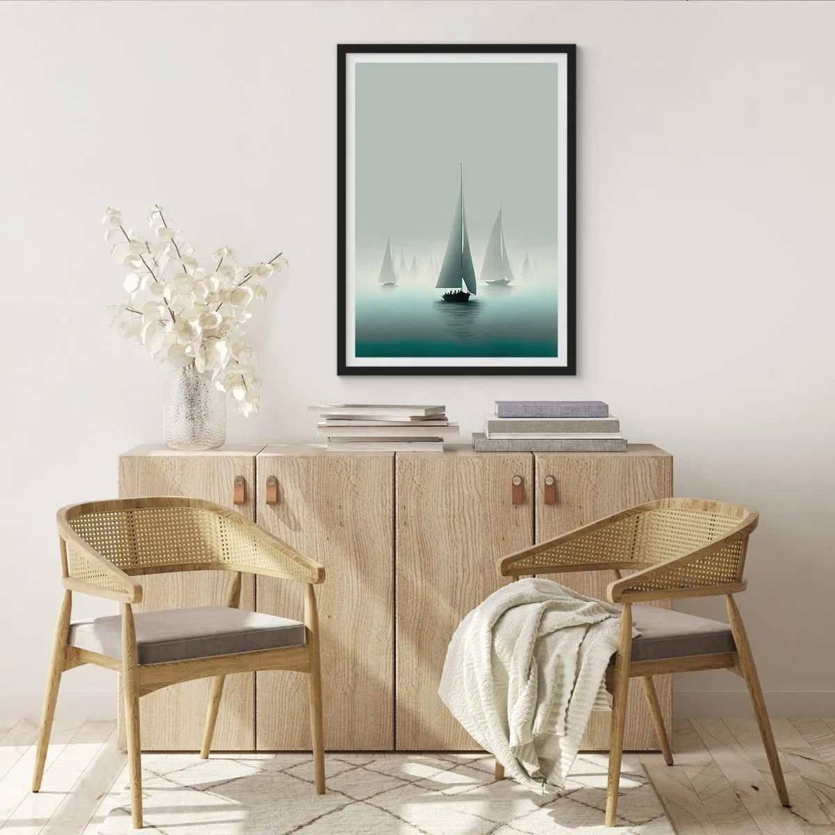 Poster in een zwarte lijst - Een groep zeilboten vaart op een mistige zee, omgeven door kalm water. - 50x70cm - Van mist gebouwd - Moderne wanddecoratie voor woonkamer en slaapkamer ARTTOR