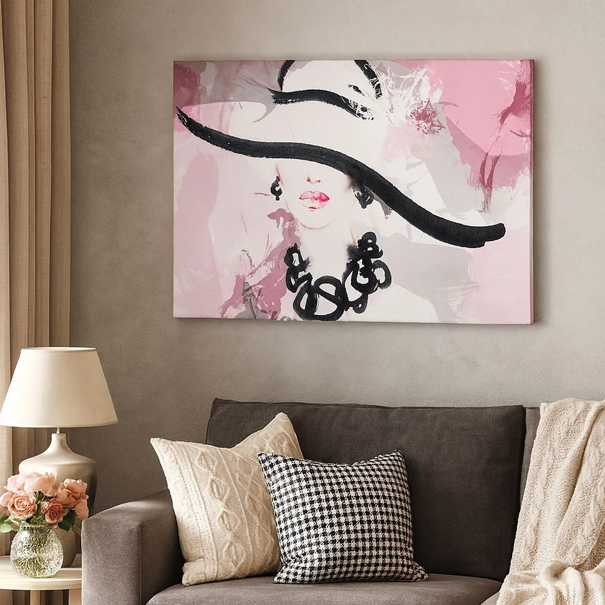Schilderen op canvas - Een elegante vrouw met een hoed tegen een achtergrond van roze abstracties. - 70x50cm - Portret van een dame in zwart en roze - Moderne wanddecoratie voor woonkamer en slaapkamer ARTTOR