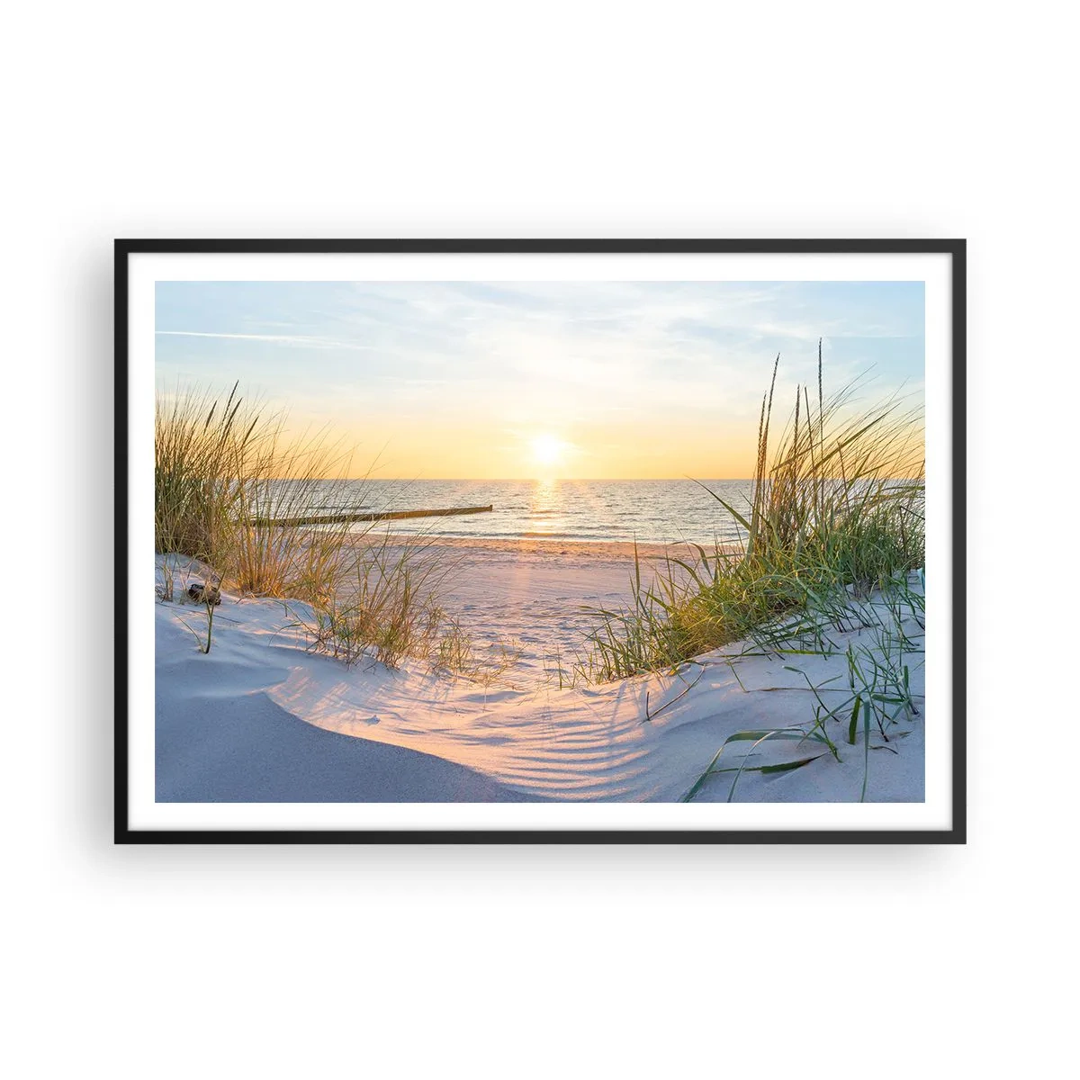 Poster in een zwarte lijst - Het geluid van de zee, het zingen van vogels, een wild strand tussen het gras... - 100x70 cm