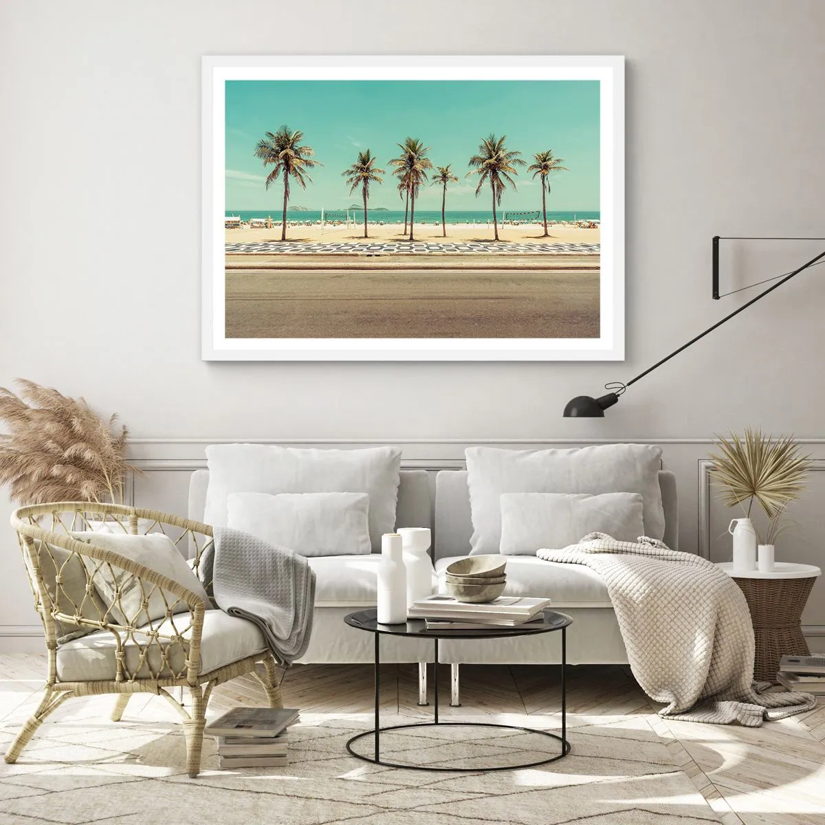 Poster in een witte lijst - Op wacht op het strand - 100x70 cm