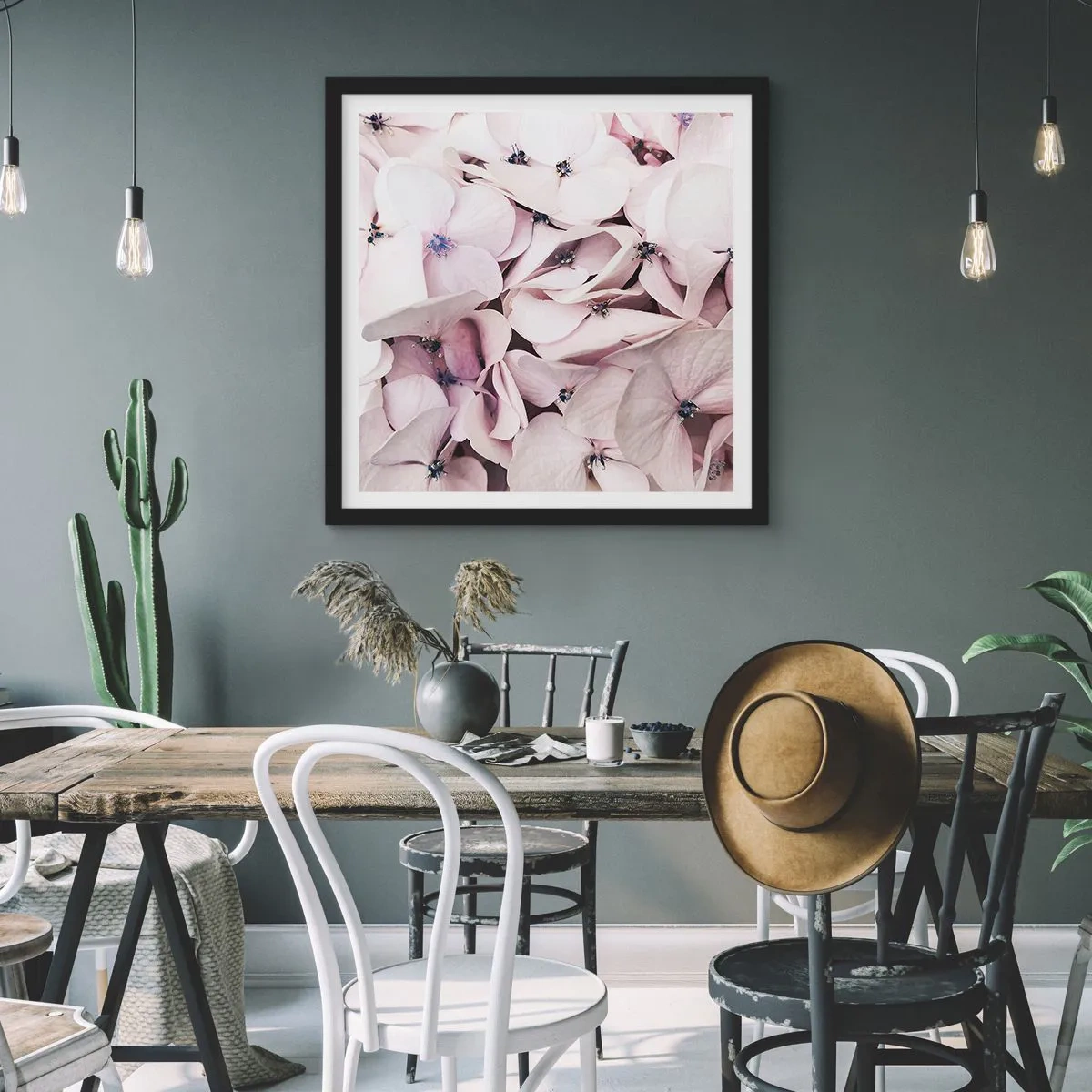 Poster in een zwarte lijst - In een vloed van bloemen - 30x30 cm